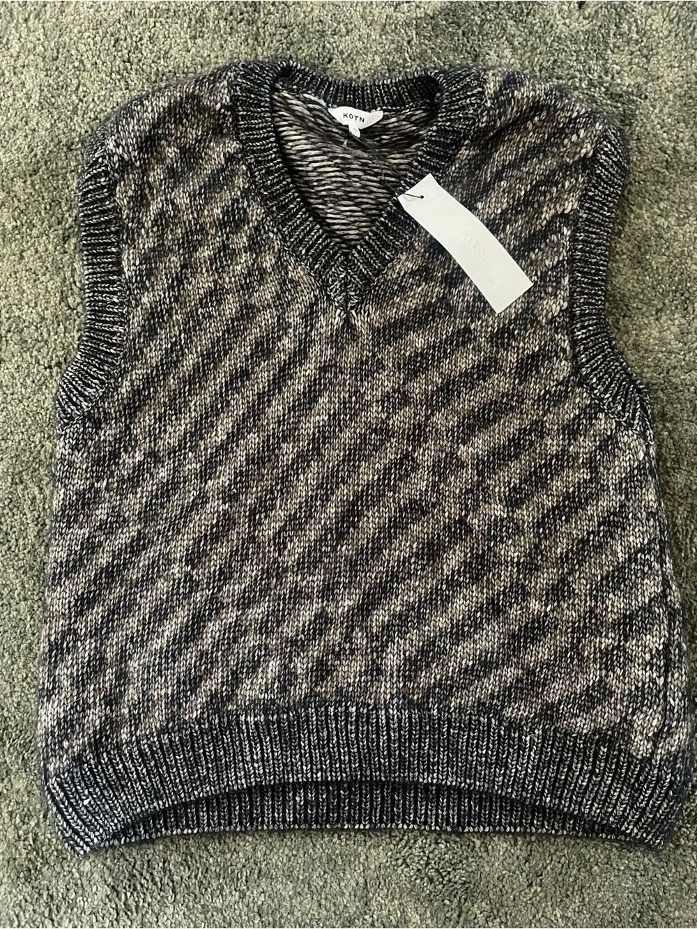 KOTN V-Neck Knit Sweater Vest
